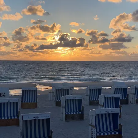 Kleine Welle Auf Sylt * Westerland